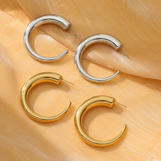 Orecchini da donna minimalisti a C in acciaio al titanio con placcatura in oro 18 carati
