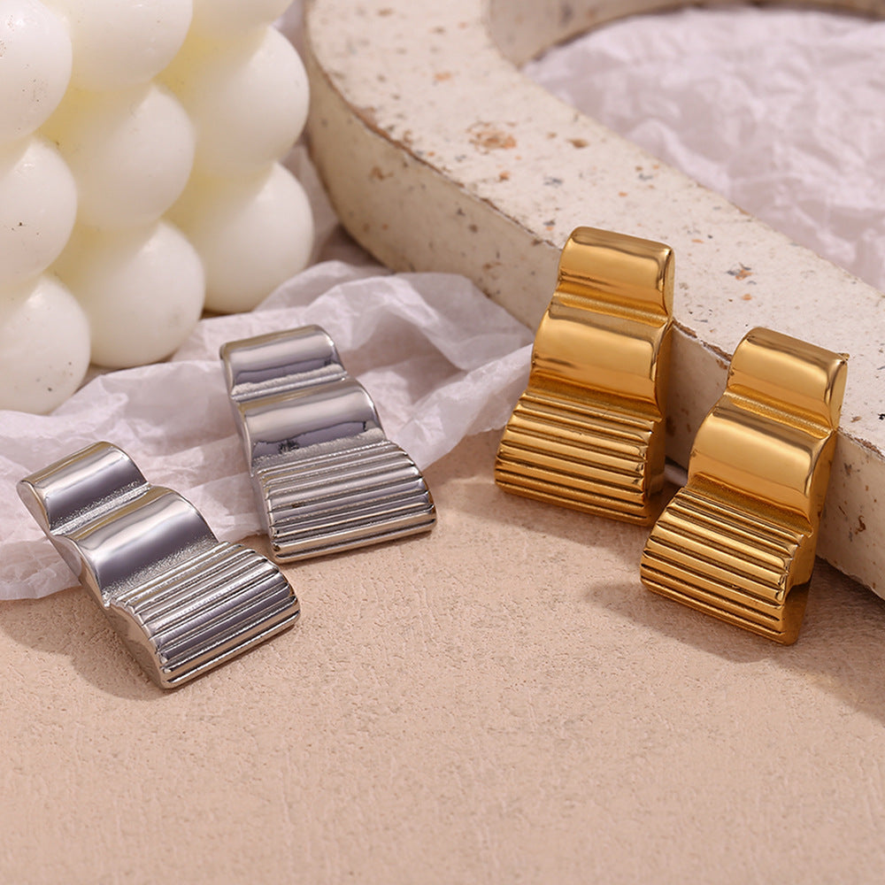 Orecchini da donna in acciaio inossidabile placcati oro 18 carati, dal design vintage alla moda, geometrico e con barra rettangolare ondulata