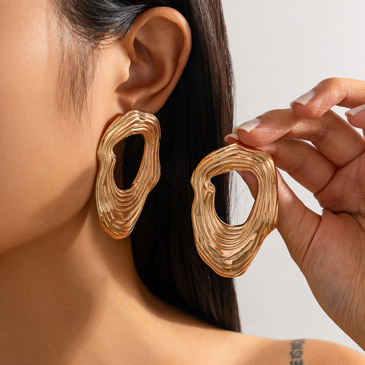 Pendientes de aleación de zinc con forma de lazo, estilo atrevido y chic, con acabado galvanizado y textura floral irregular tipo líquido.