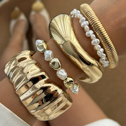 Bracciale minimalista irregolare in lega testurizzata da donna con fascia larga piegata e finitura galvanizzata