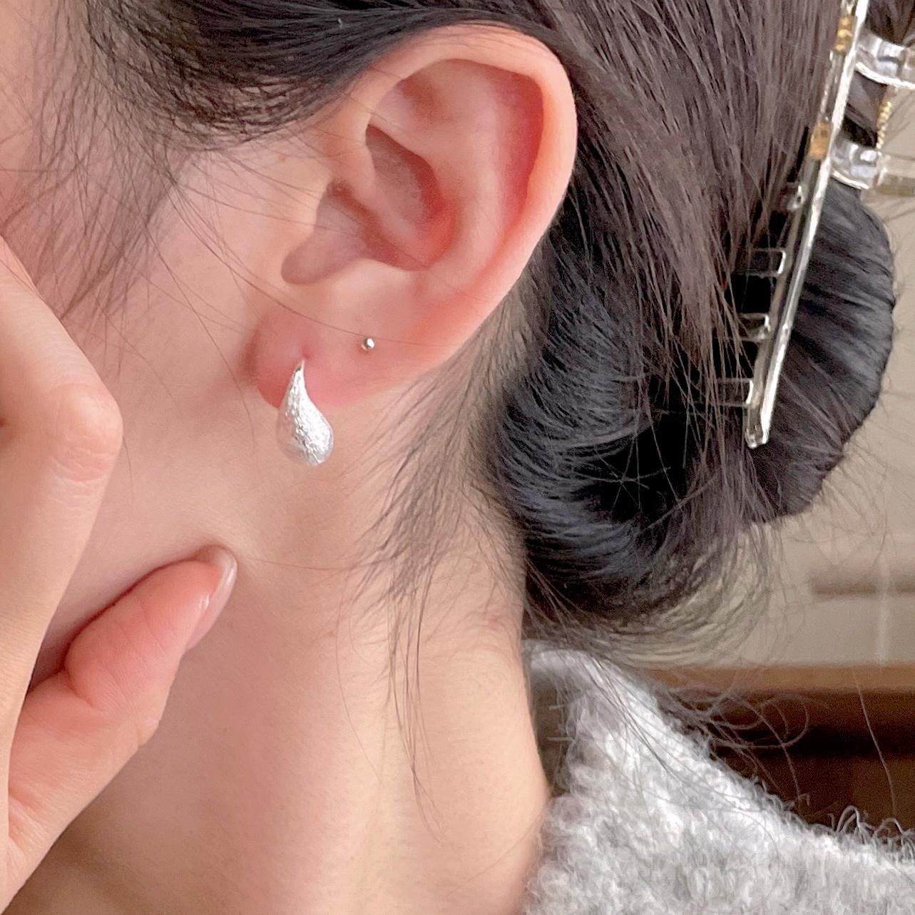 Orecchini a perno minimalisti puntinati in Argento 925 con finitura testurizzata per donna