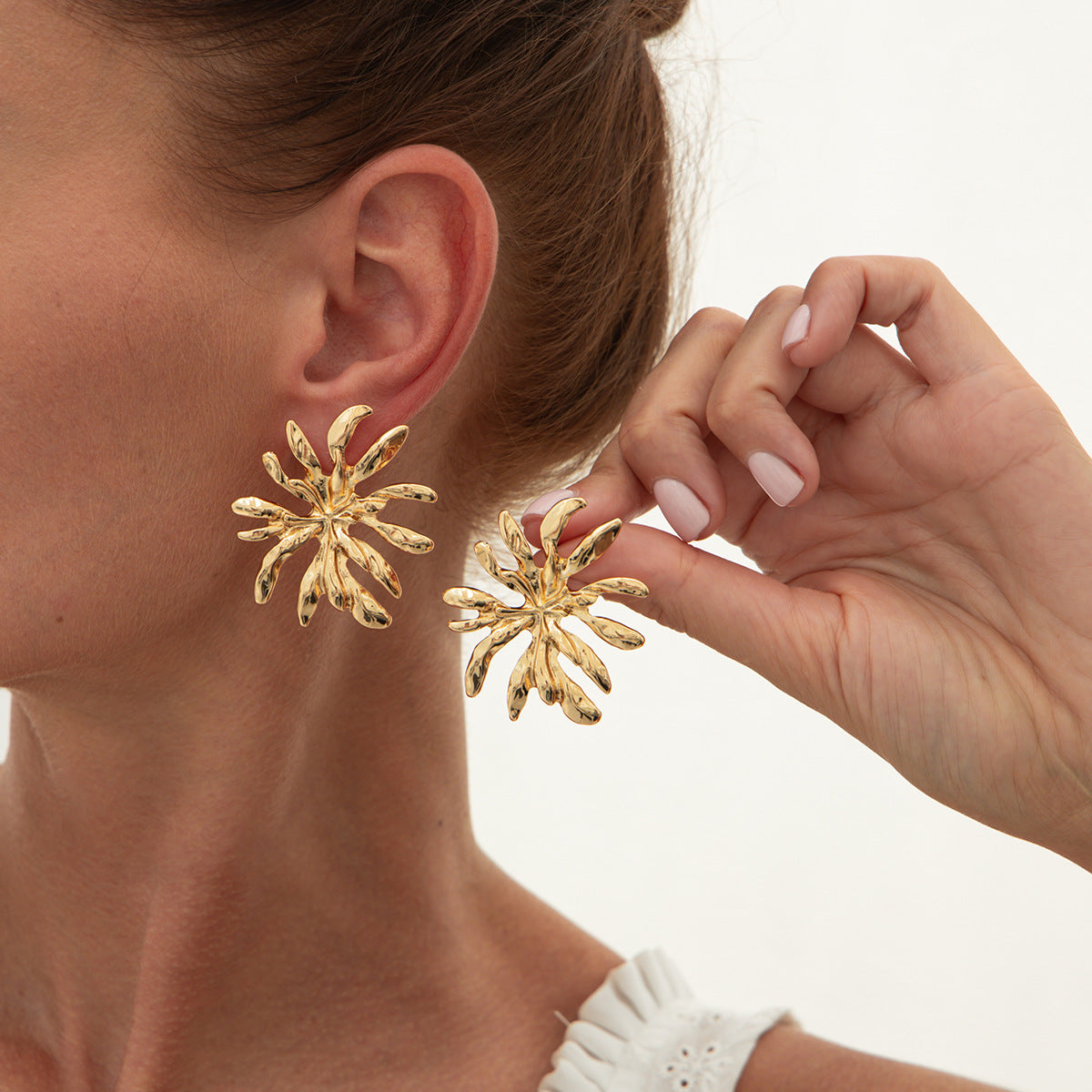 Aretes minimalistas de hoja botánica para mujer con base de aleación y acabado galvanizado