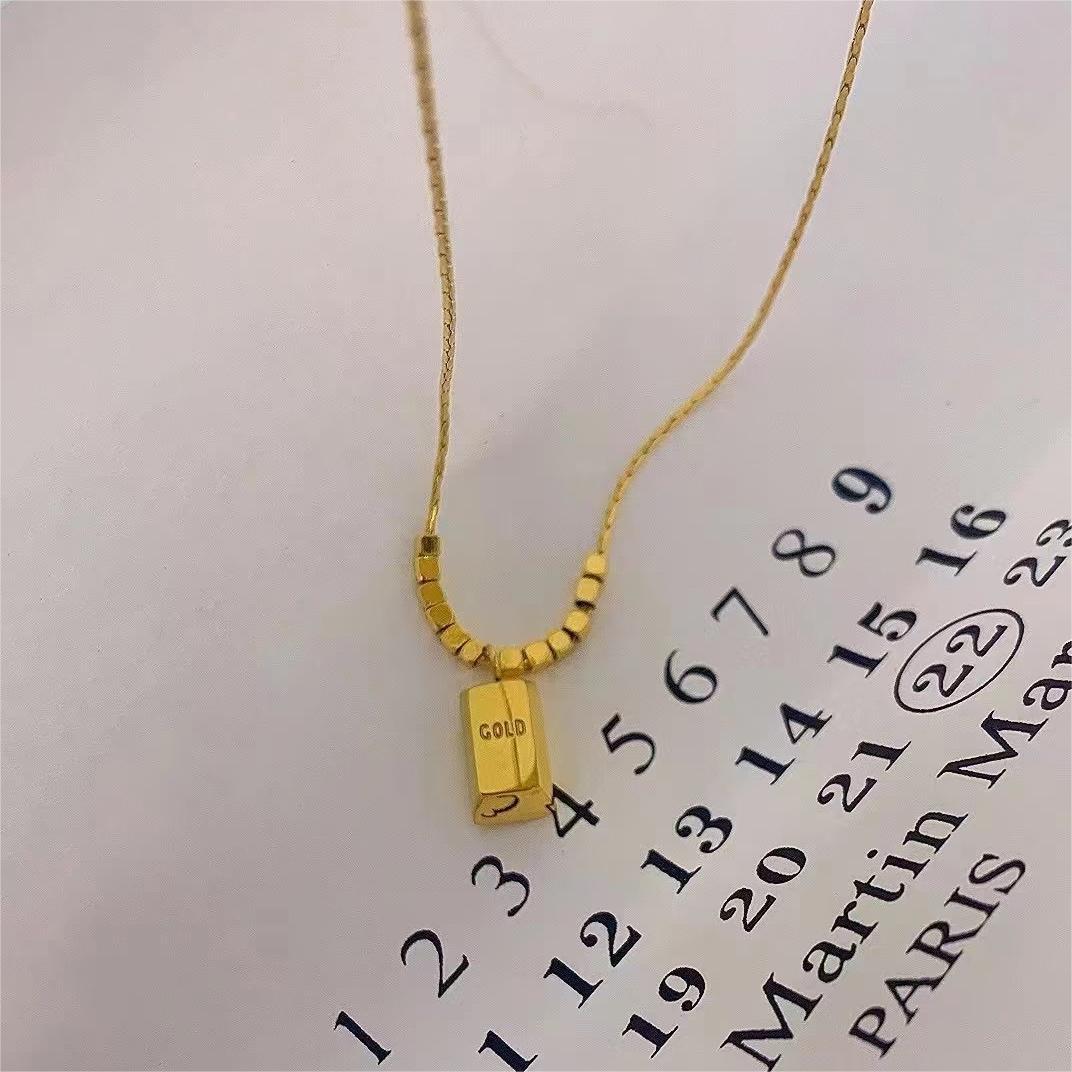 Collar minimalista geométrico con colgante cuadrado de acero de titanio chapado en oro para mujer