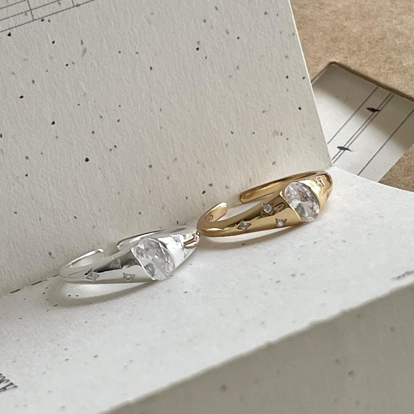 Anillo Minimalista Dulce con Número Bañado en Plata de Ley 925 con Circonita Cúbica y Perla
