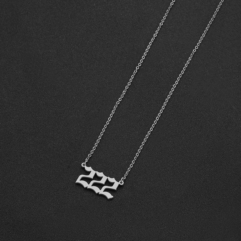 Collana con Ciondolo Numero Fortunato alla Moda per Donna in Acciaio Inossidabile e Acciaio al Titanio con Finitura Placcata Stile Catena Snake Design Numerico Minimalista