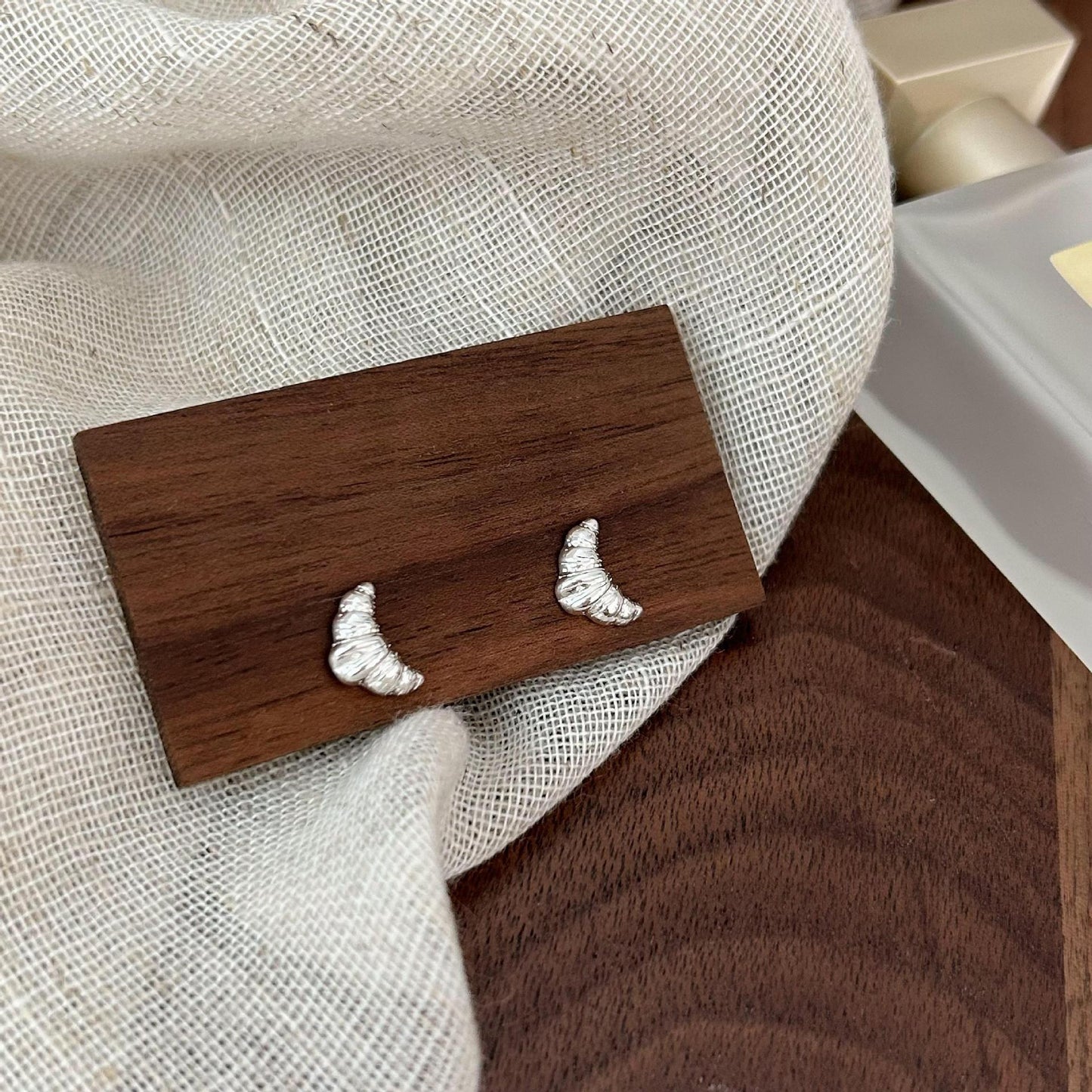 Sweet Minimalist Horn-Shaped 925 Sterling Silver Stud Earrings with Plated Finish