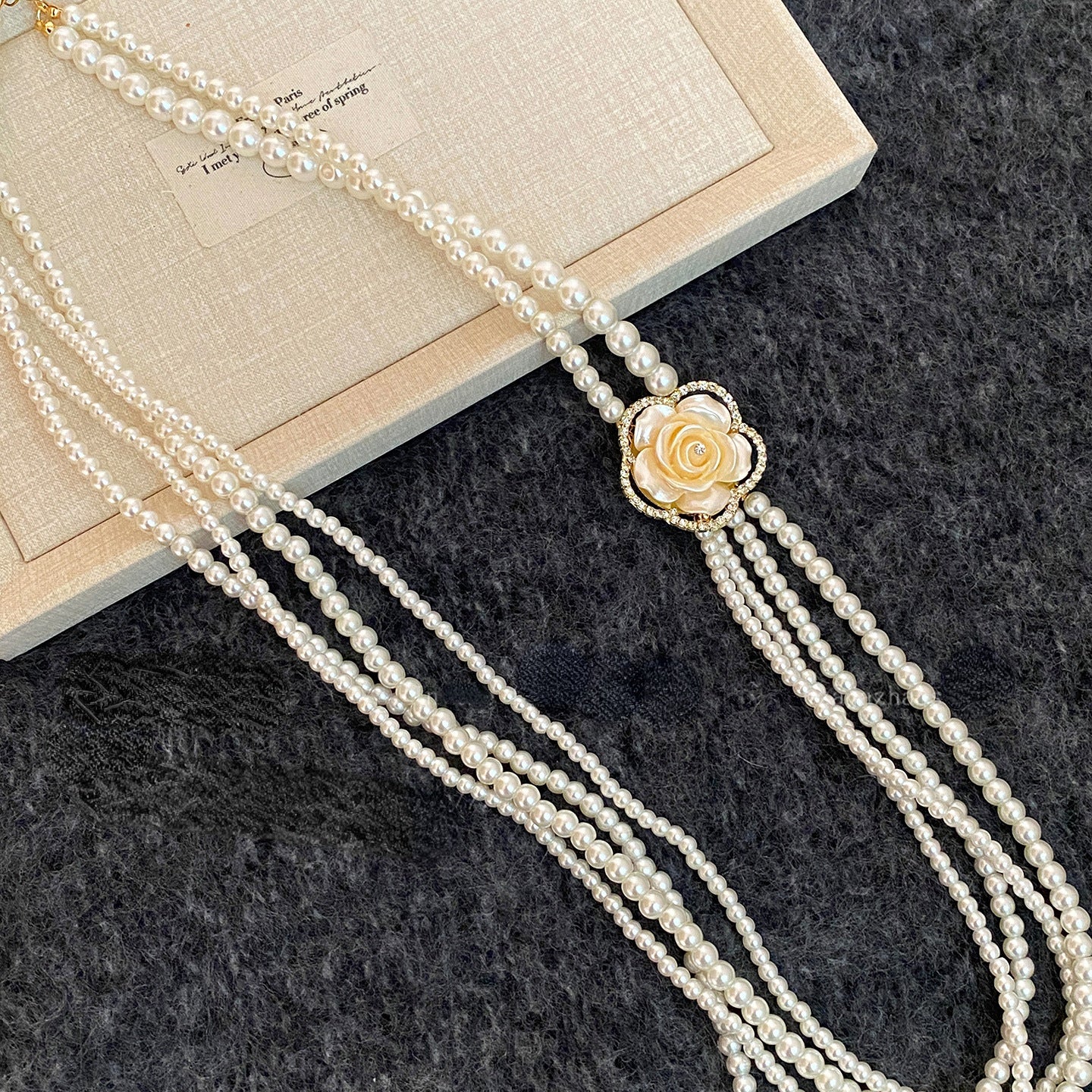 Elegante collar de perlas floral vintage francés con detalles de diamantes de imitación para mujer, delicada cadena a la clavícula con acabado chapado