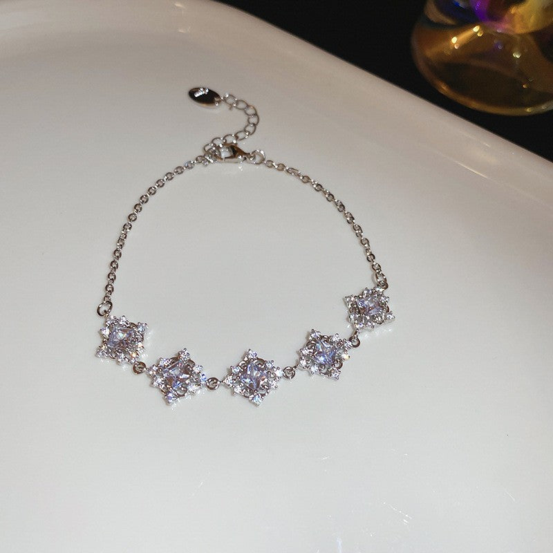 Elegante bracciale da donna con fiore geometrico e accenti in zircone, in rame placcato, stile trendy da ufficio, gioiello versatile e lussuoso per la mano