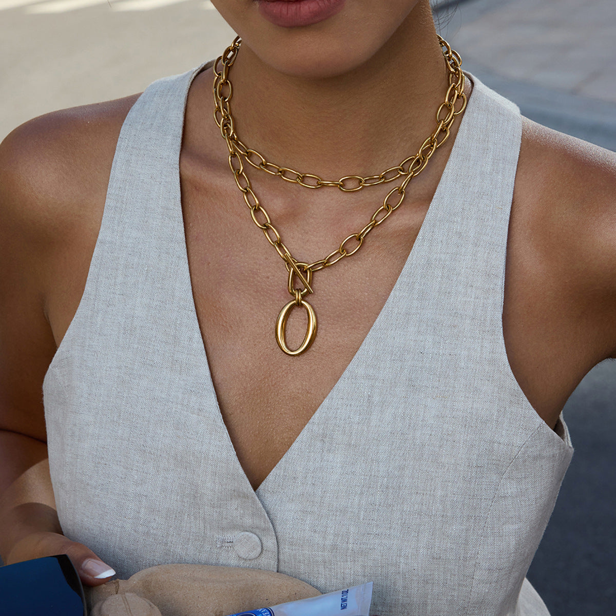 Collar de Mujer Multicapa de Acero Inoxidable con Baño de Oro de 18K y Cierre OT Geométrico de Lujo
