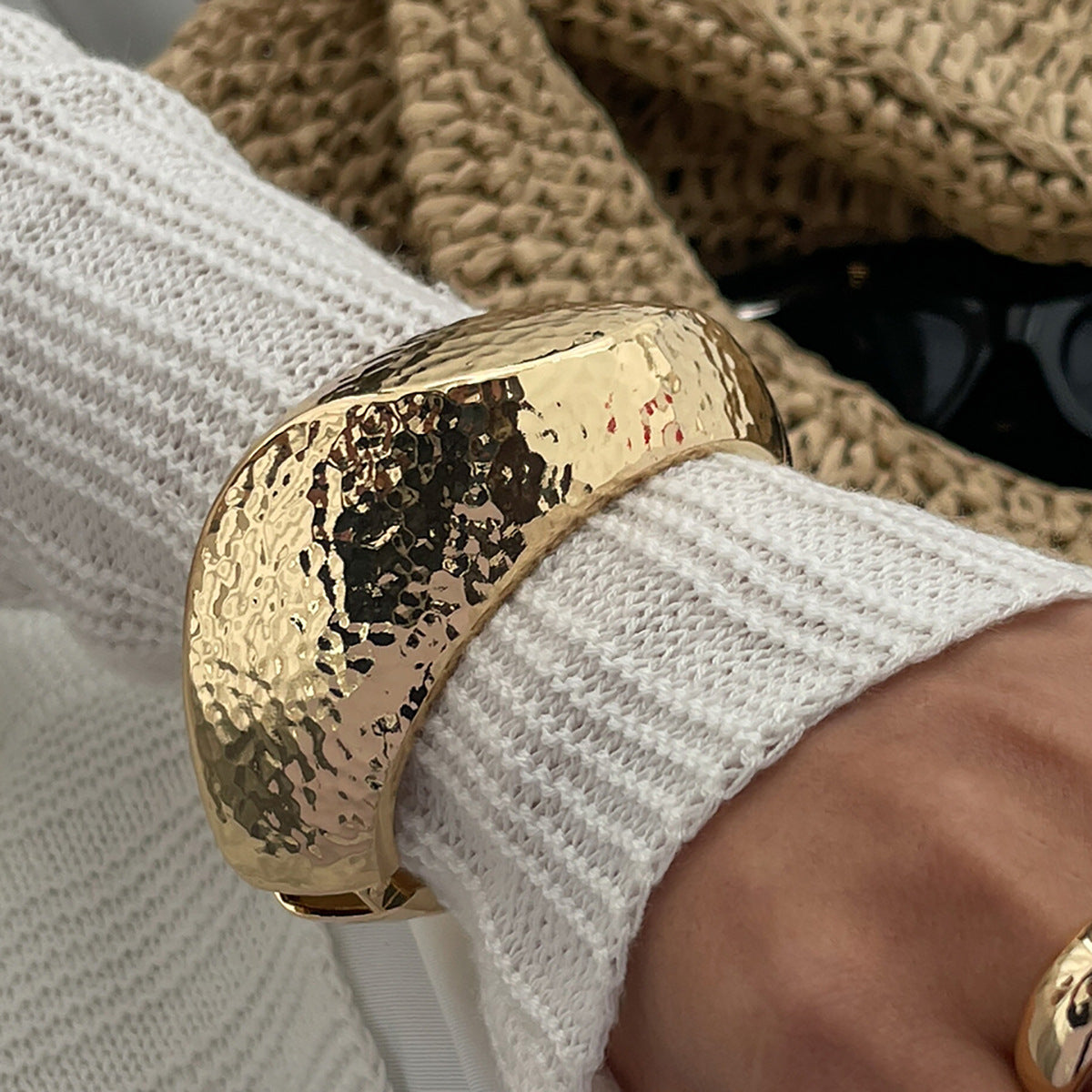 Pulsera de puño de aleación con textura geométrica, acabado martillado y cierre de resorte para mujer