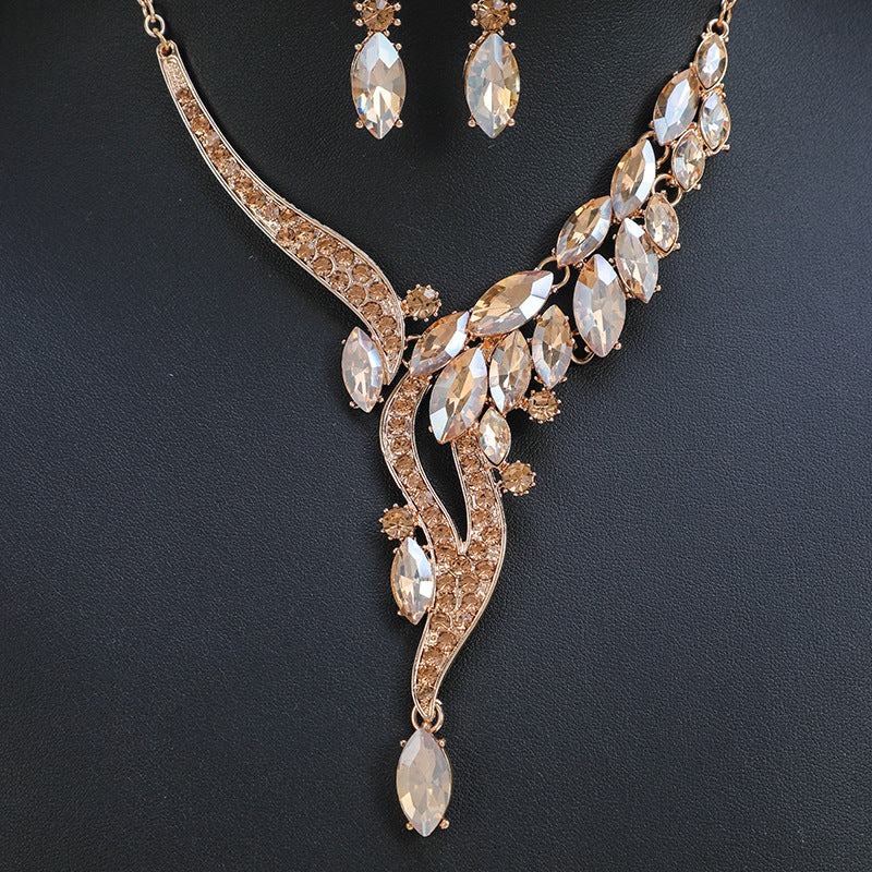 Vintage Leaf-Shaped Alloy Necklace Set with Rhinestone Accents and Gold Plated O-Chain for Women