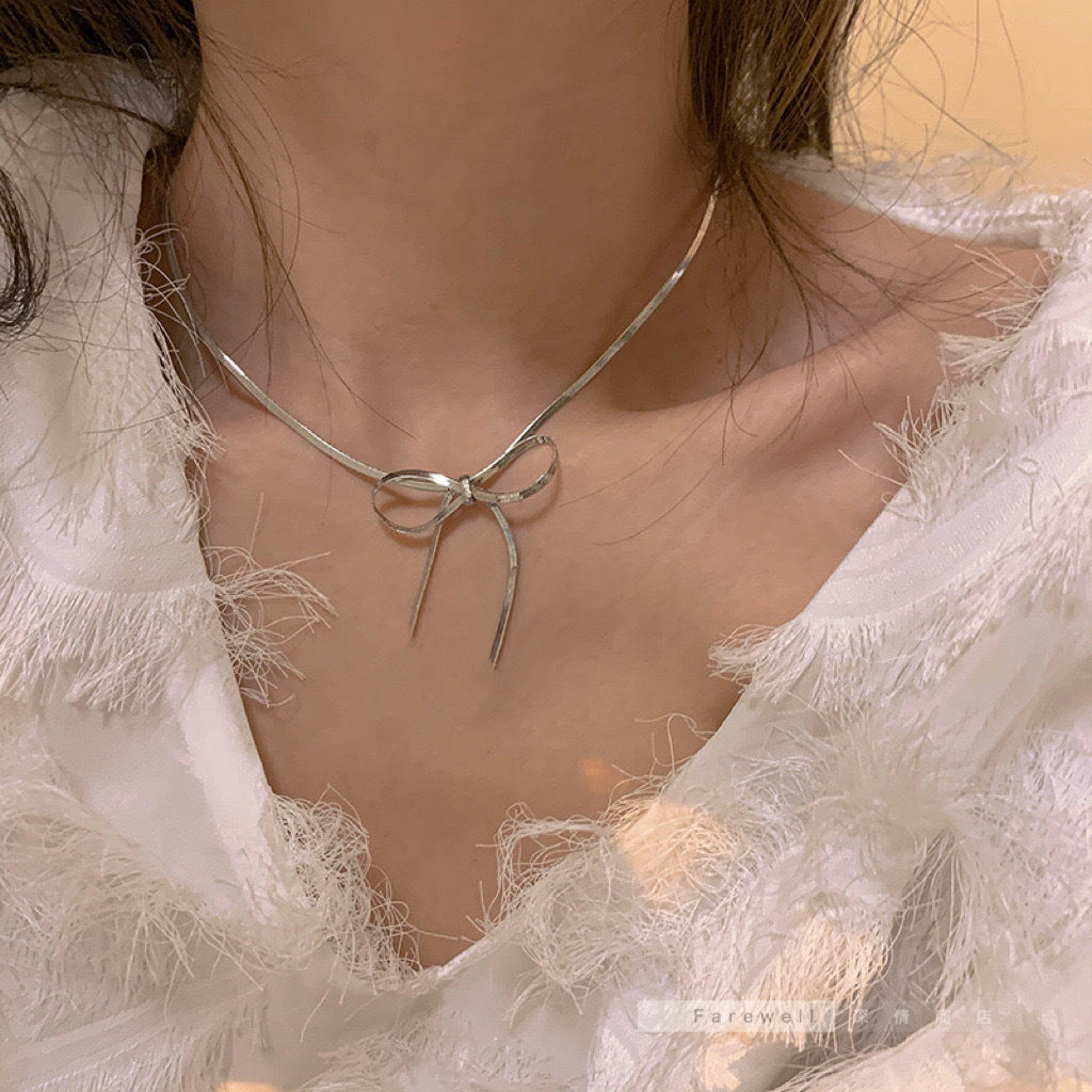Sweet and Edgy Bow-Shaped Choker Necklace for Women Stainless Steel Pendant with Polished Finish Snake Chain Neck Jewelry