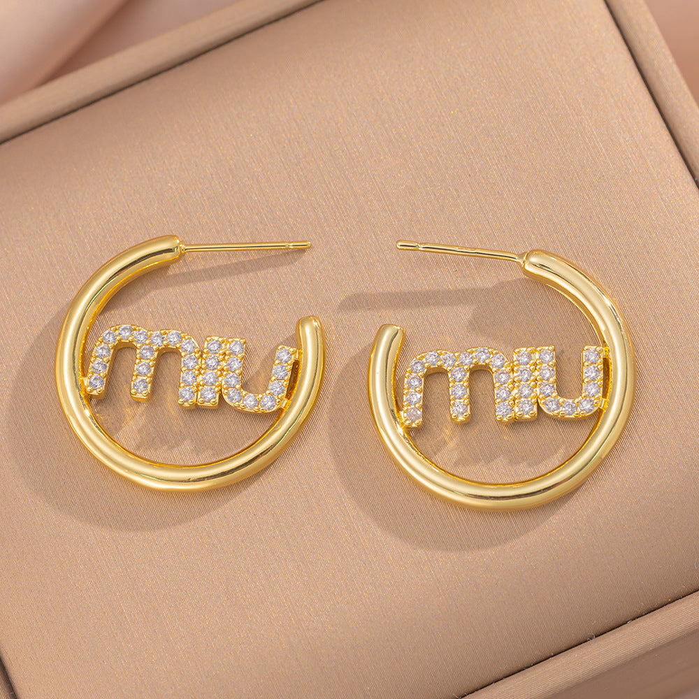 Orecchini a perno Saturno minimalisti color oro in ottone con zirconi per donna