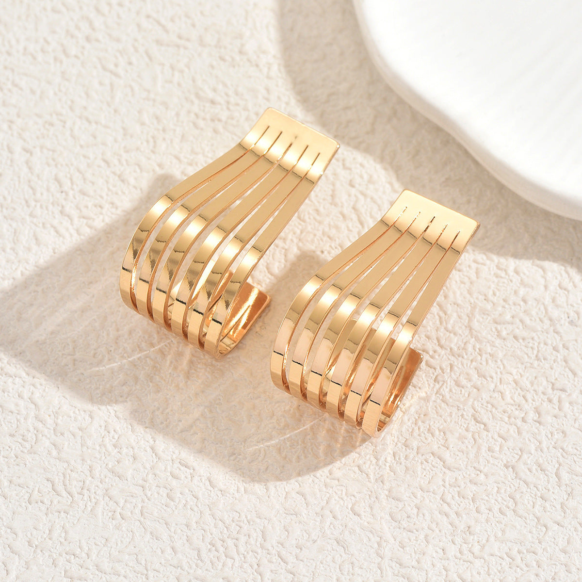 Pendientes Geométricos Elegantes de Metal Doblado para Mujer con Base de Aleación de Zinc y Acabado Galvanizado
