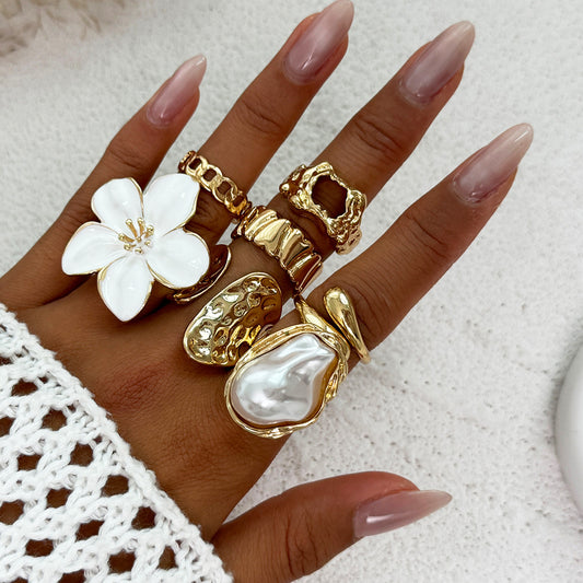 Anillo Minimalista de Aleación Geométrico Floral para Mujer con Detalle de Flor Esmaltada y Perla Colgante