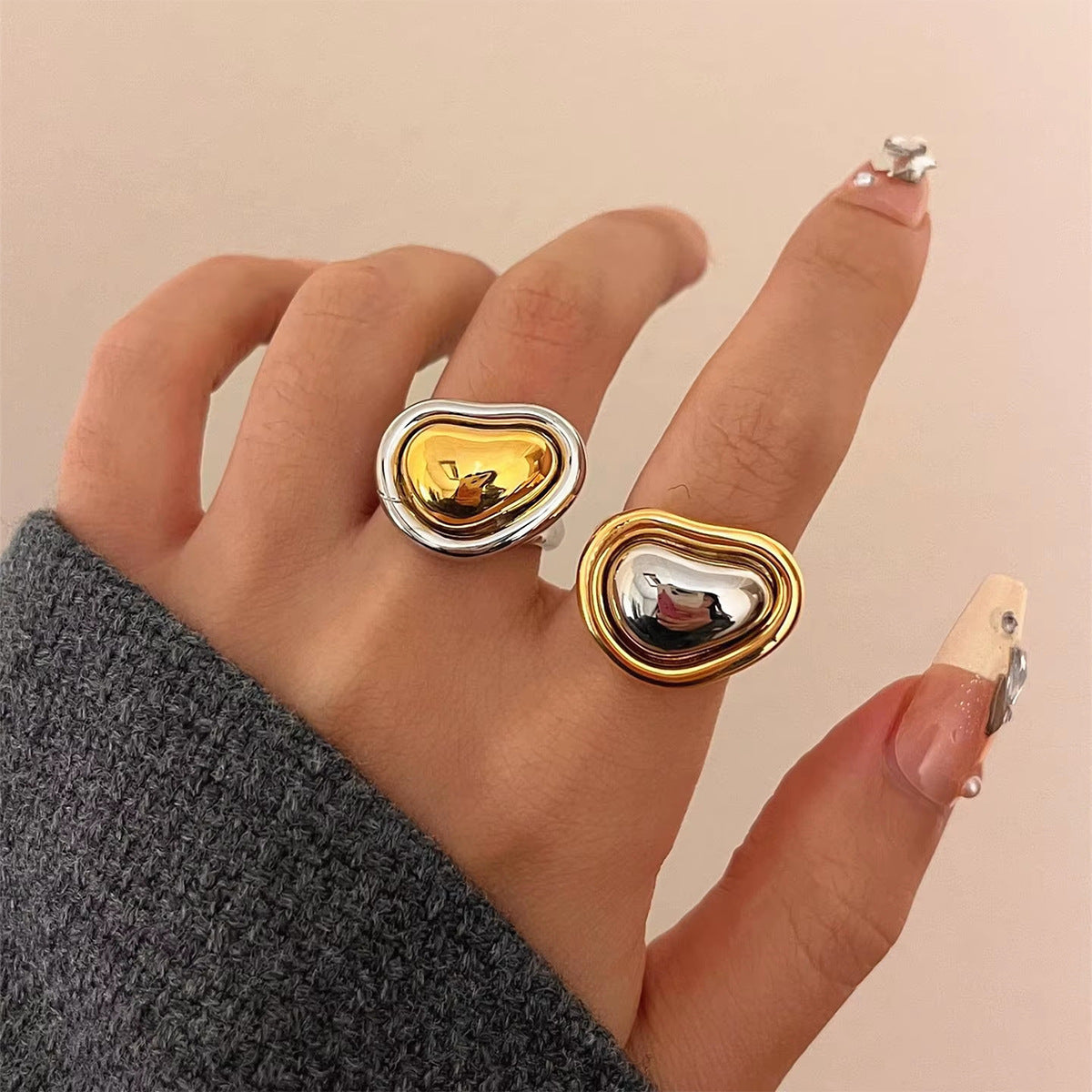 Anillo abierto minimalista de acero inoxidable con forma de corazón y acabado chapado para mujer