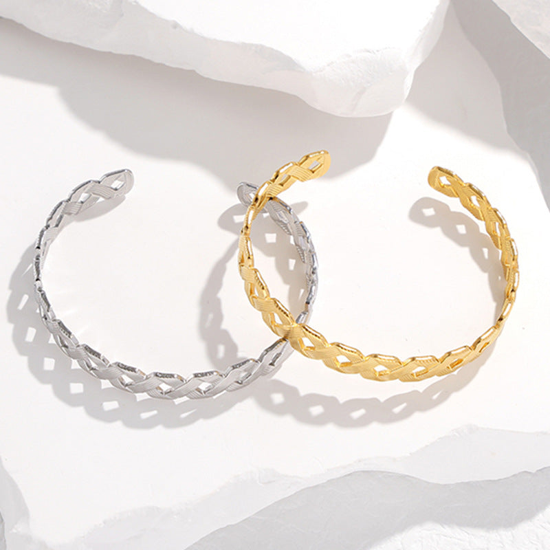 Pulsera esclava abierta ajustable de acero de titanio con forma de C hueca geométrica para mujer con acabado chapado