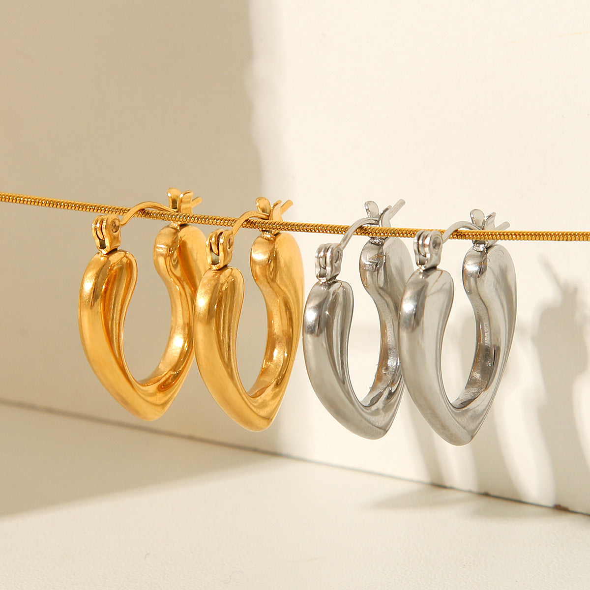 Pendientes minimalistas de acero inoxidable con diseño geométrico para mujer, con acabado chapado y detalle de corazón