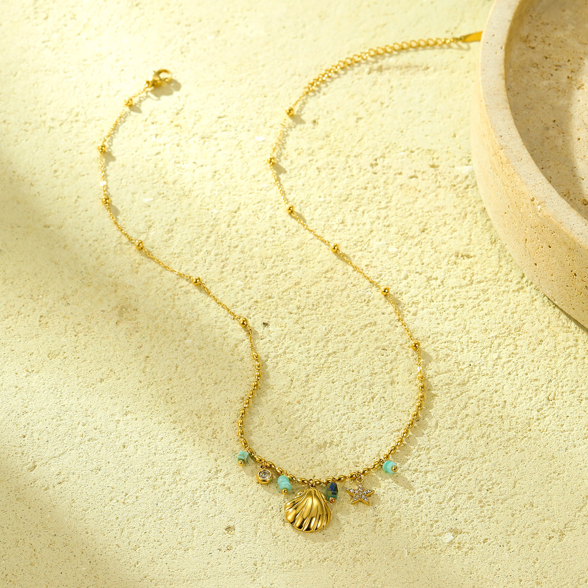 Collana con Pendente a Stella Marina e Conchiglia Ispirata all'Oceano, di Tendenza, in Acciaio Inossidabile con Placcatura in Oro 18K e Intarsio di Strass, da Donna
