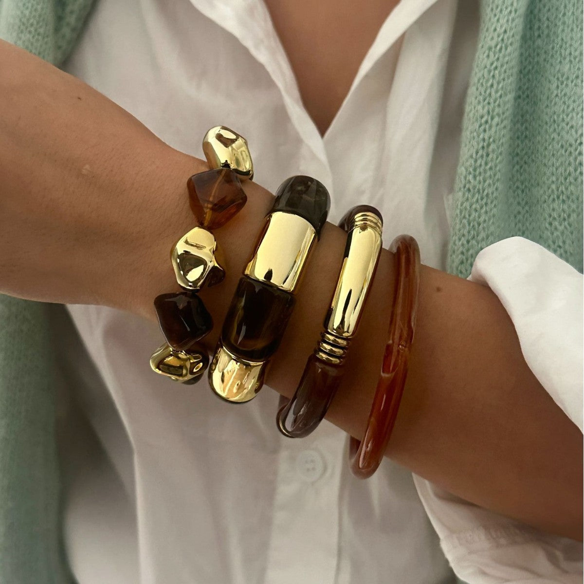 Irregular Pleated Acrylic Bracelet with Drip Oil Finish Geometric Round Design