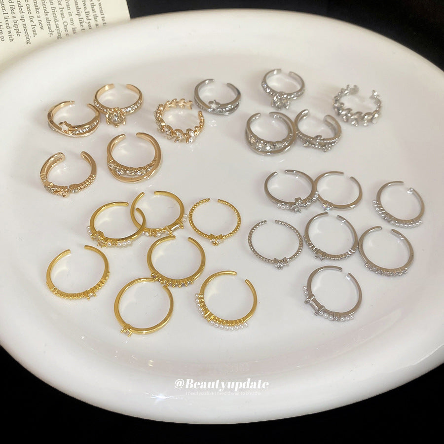 Elegante Anello a Fiore in Zirconia Francese con Accenti di Perle da Donna — Anelli Minimalisti a Misura Aperta per Dito Indice con Estetica di Lusso