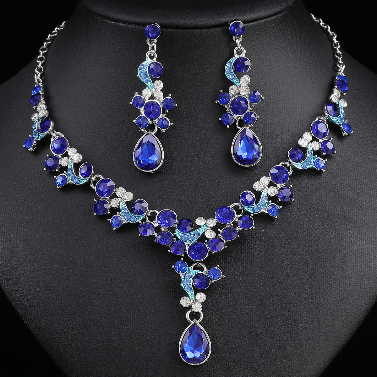 Set de collar con colgante de aleación en forma de corazón con diseño floral a la moda, incrustaciones de diamantes de imitación y baño de oro para mujer, con cadena tipo O y pendientes a juego