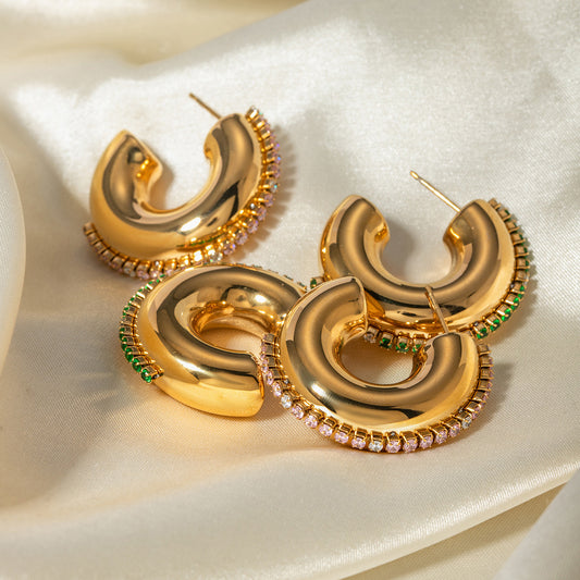 Orecchini a cerchio minimalisti da donna placcati oro 18 carati in acciaio inossidabile con strass verdi e bianchi a forma di C