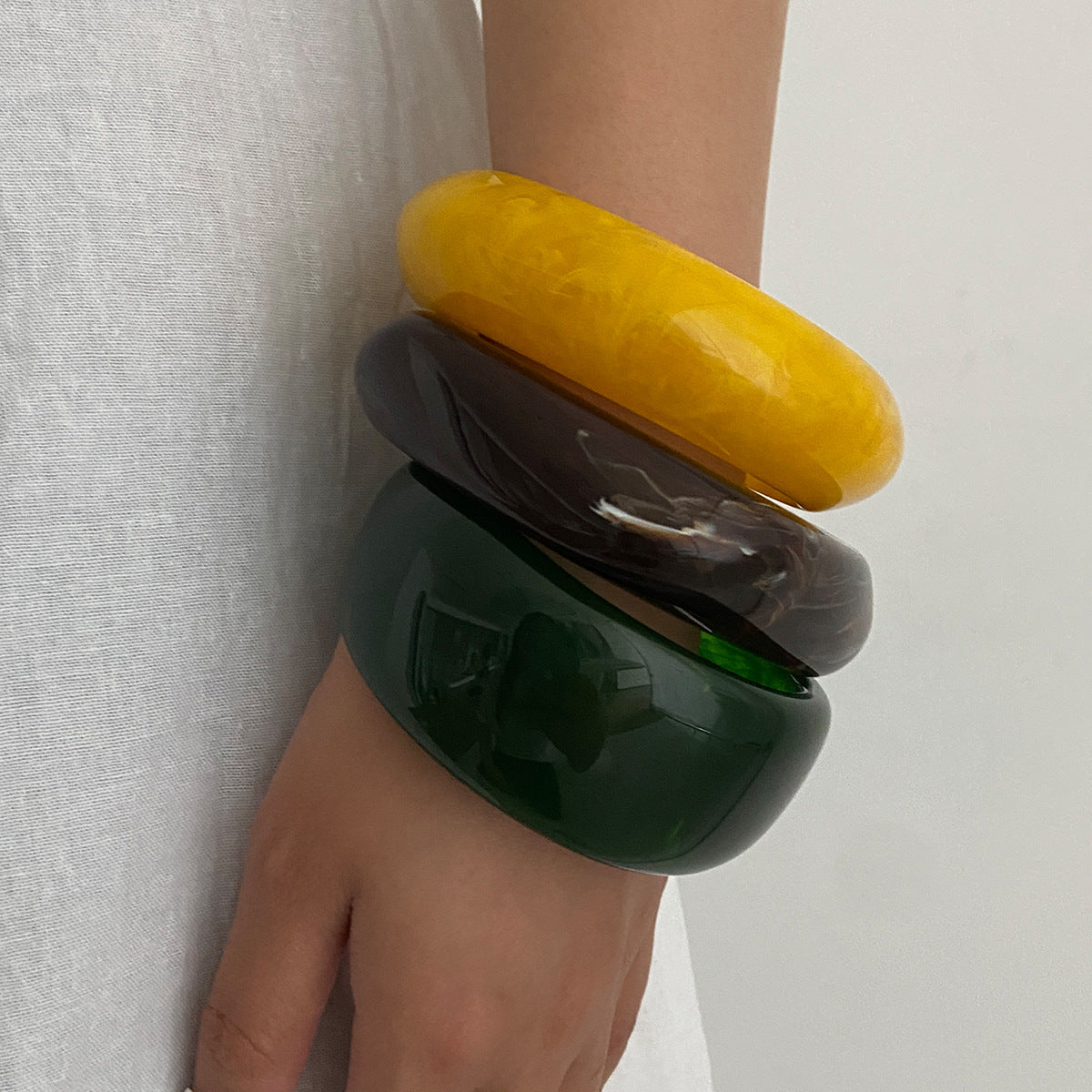 Bracciale a Polsino Largo Geometrico Minimalista in Resina con Finitura Artigianale da Donna
