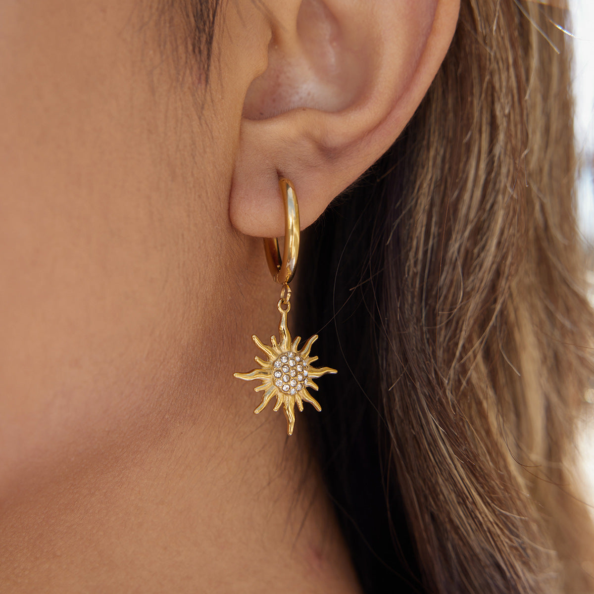 Pendientes de lujo de acero inoxidable con diseño geométrico en forma de sol con incrustaciones de diamantes de imitación bañados para mujer