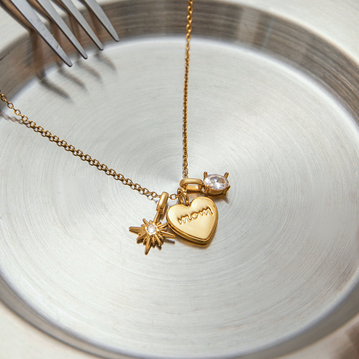 Collana da donna a forma di cuore, minimalista, in acciaio inossidabile, con strass intarsiati e finitura placcata