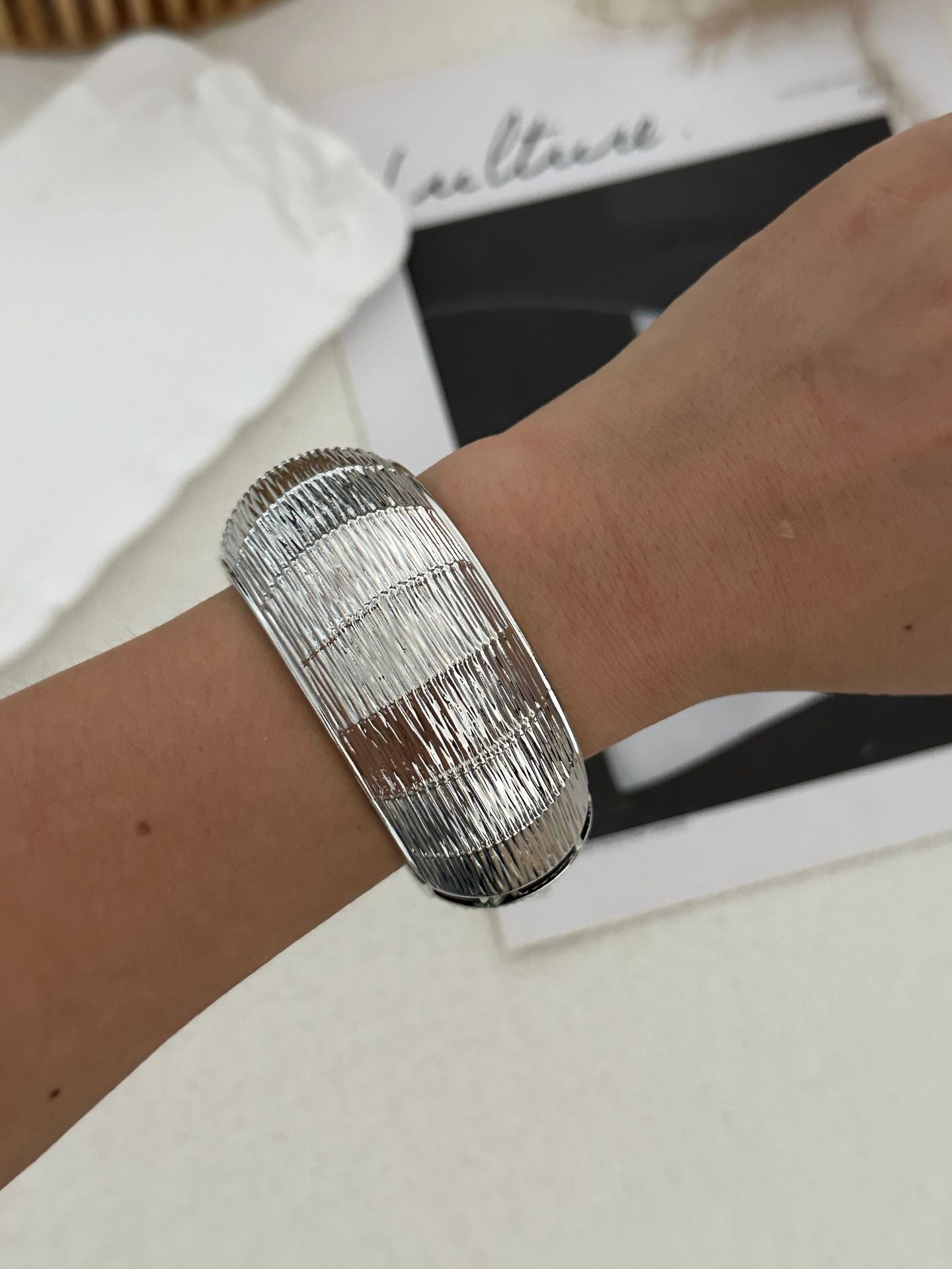 Bracciale rigido da donna in lega placcata, geometrico e ampio