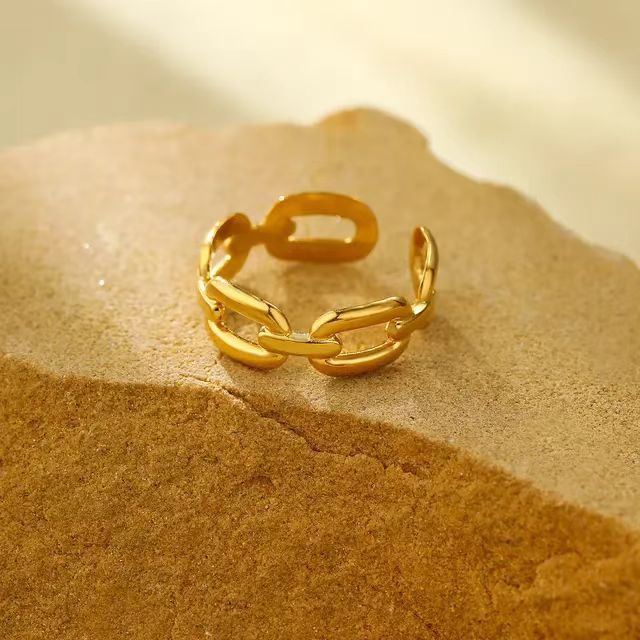 Anillo minimalista geométrico de acero inoxidable con detalle de cadena para mujer, acabado hipoalergénico de acero de titanio