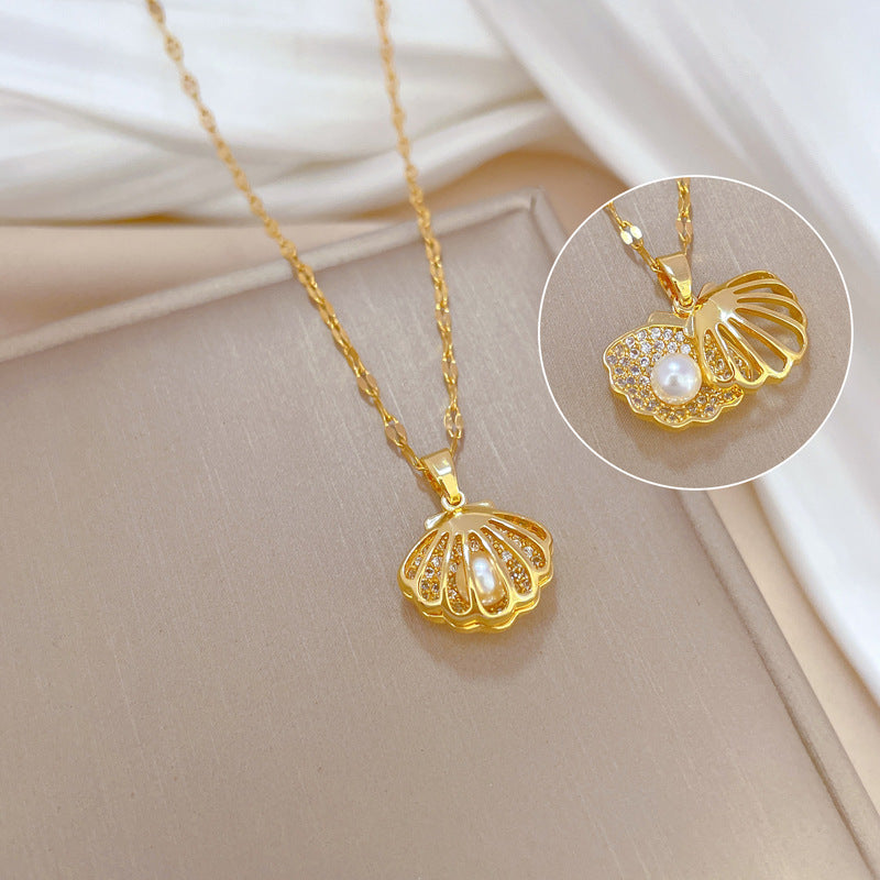 Collana Lusso Fresco Dolce Perla con Guscio Geometrico in Acciaio al Titanio con Pavé di Zirconi e Ciondolo in Rame Placcato Oro