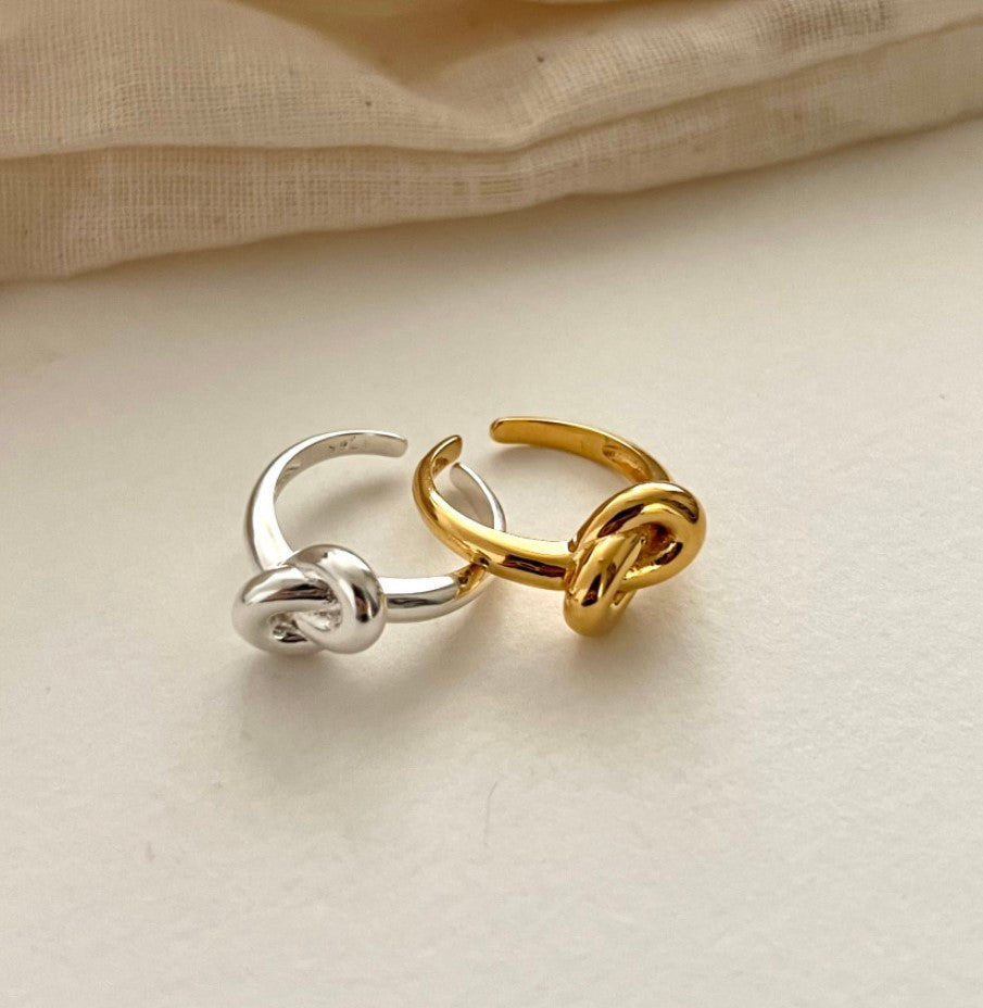 Anello da donna minimalista con nodo geometrico in argento sterling 925