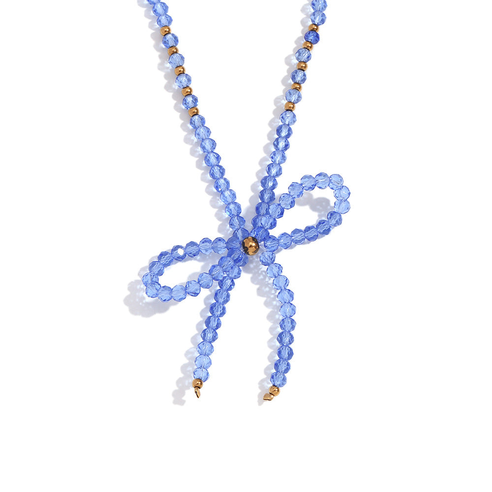 Elegante collar con colgante de acero inoxidable en forma de lazo para mujer con detalles de cristal facetado azul y acabado galvanizado