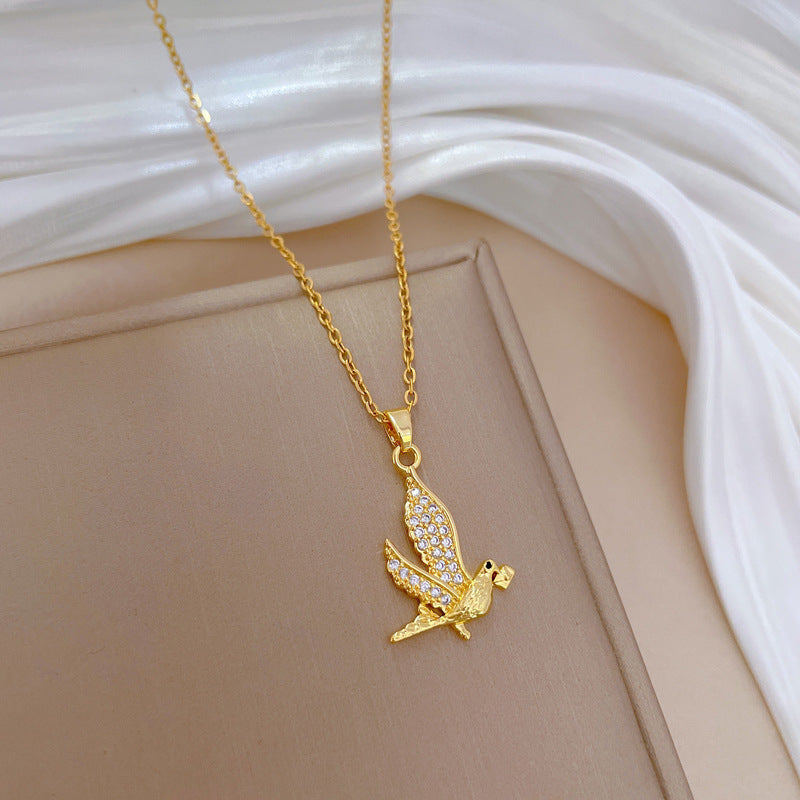 Elegante Collana con Ciondolo a Nido di Rondine in Acciaio al Titanio da Donna con Intarsio Completo di Strass, Design Geometrico, Leggera, con Catenina a Medaglione