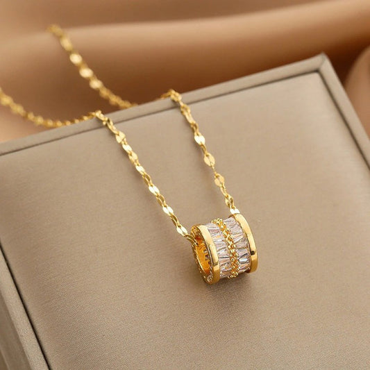 Collana da donna lusso minimalista in acciaio al titanio a forma di labbra con finitura placcata, catena regolabile per clavicola con design a pendente circolare