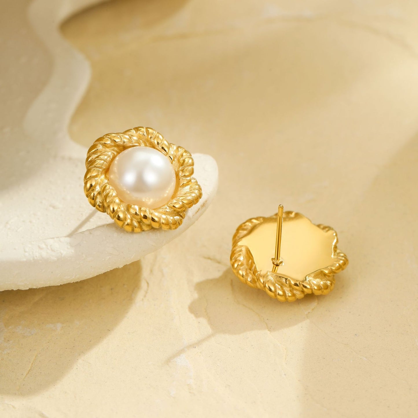 Elegantes pendientes de perlas con diseño floral trenzado de acero inoxidable chapado en oro para mujer con diseño geométrico y acabado de lujo