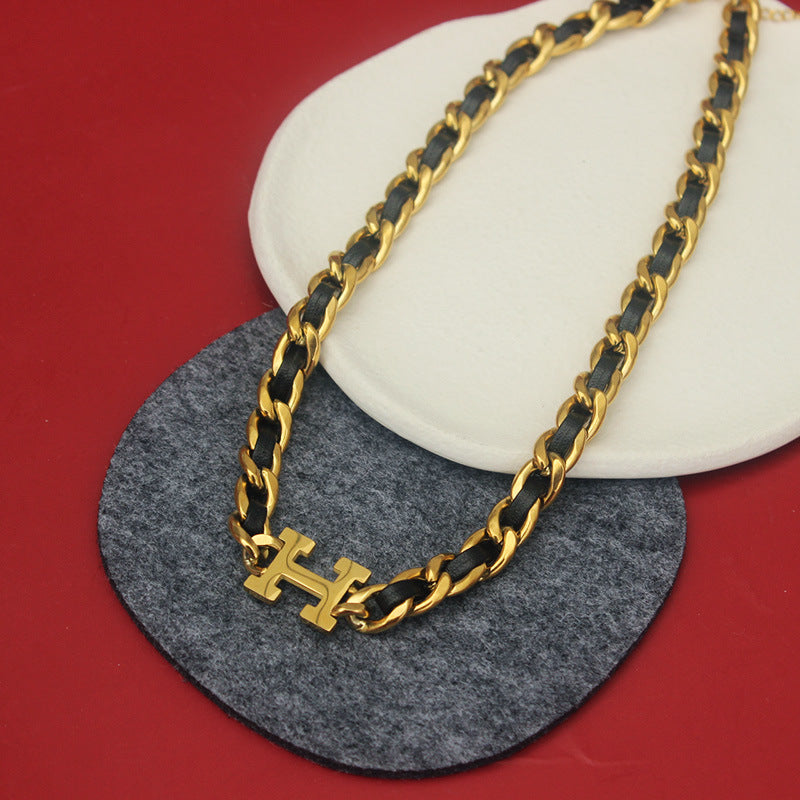 Collar trenzado de cordón de cuero de acero titanio en forma de U minimalista para mujer con cuentas doradas