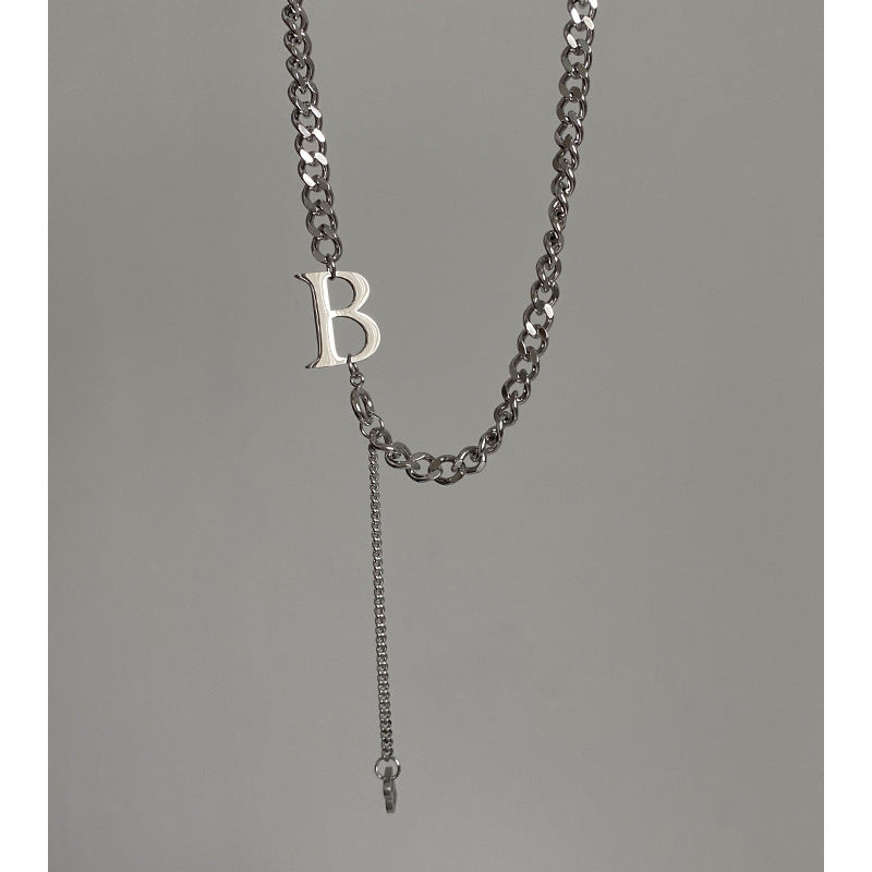 Collana con ciondolo a lettera "B" minimalista in acciaio al titanio, con finitura lucida e lunghezza regolabile, per uomo e donna