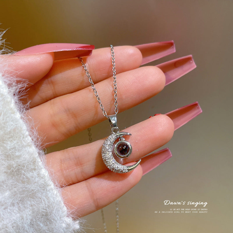 Collana con Ciondolo a Luna Geometrica Bohemien in Acciaio al Titanio da Donna con Motivo a Stella e Catena Regolabile in Titanio