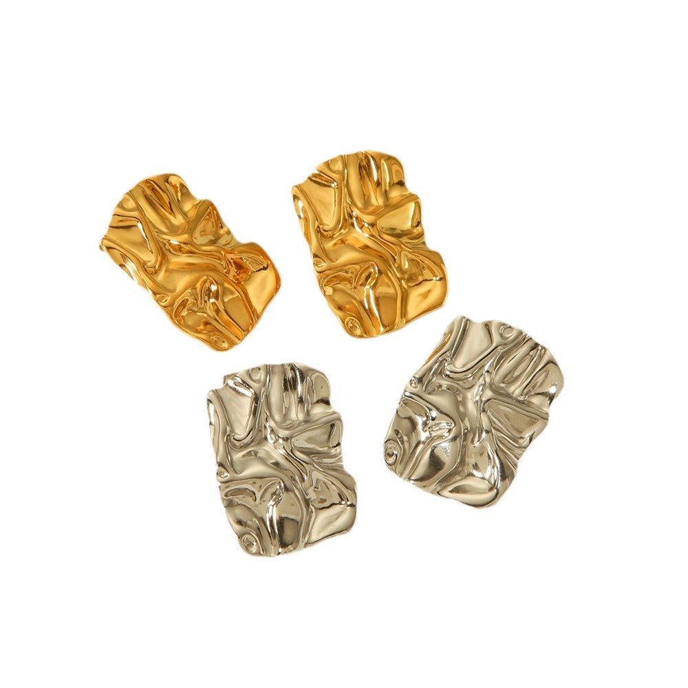 Orecchini pendenti da donna placcati in oro 18 carati in acciaio al titanio con texture martellata geometrica e effetto stropicciato