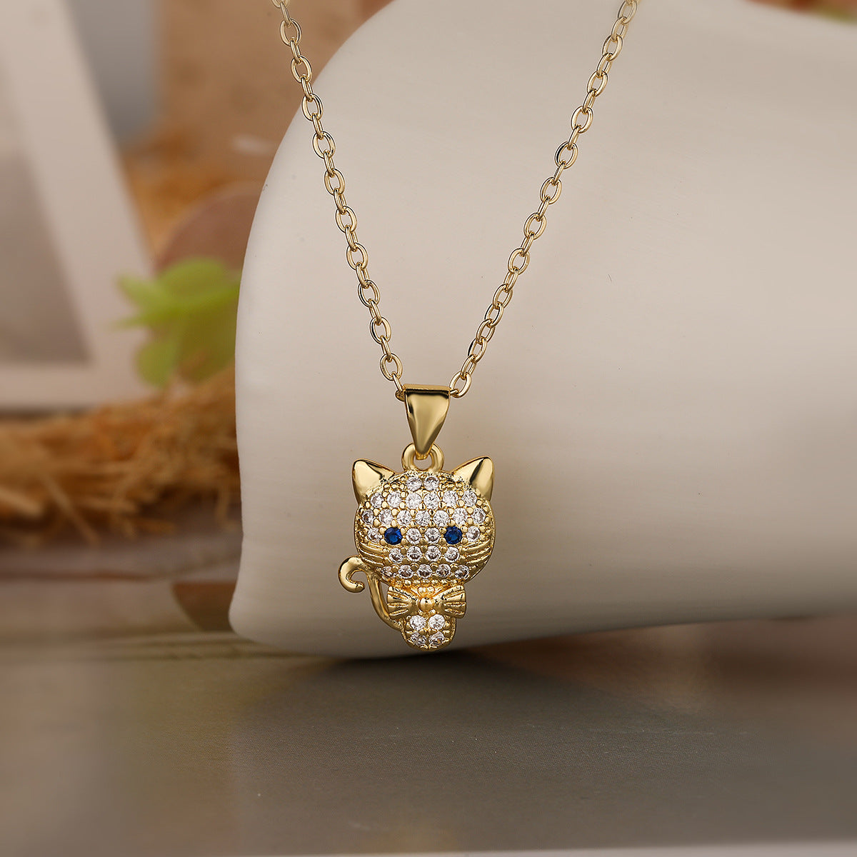 Collana pendente minimalista a forma di gatto in rame placcato oro con zirconi per donna