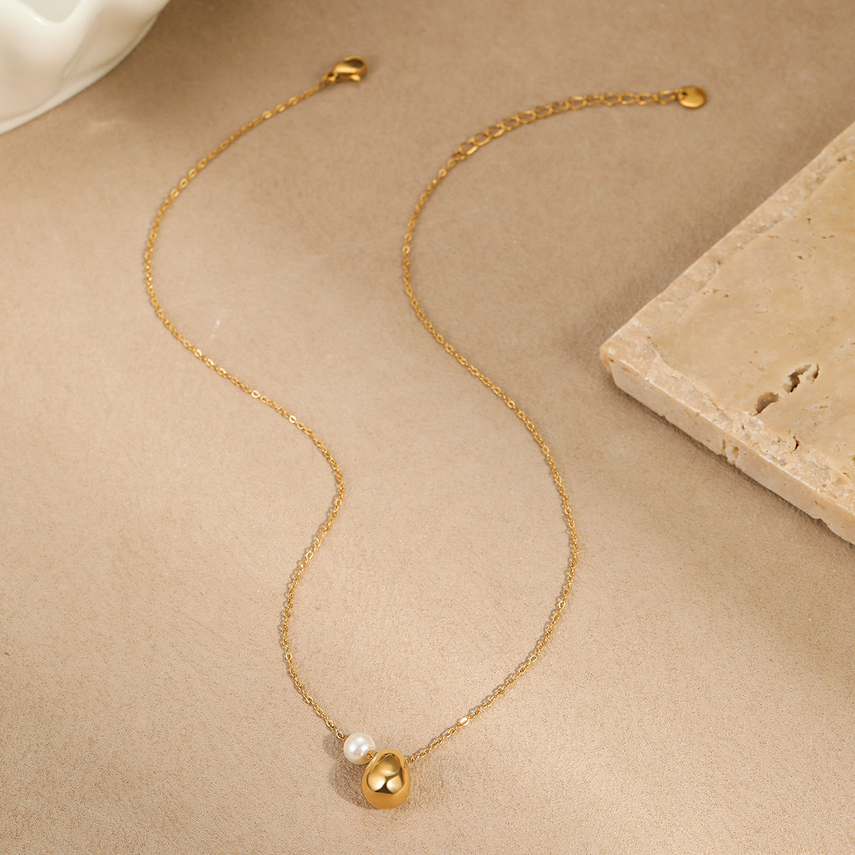 Collana con ciondolo geometrico minimalista in acciaio inossidabile da donna con finitura placcata e catena a clavicola leggera di lusso