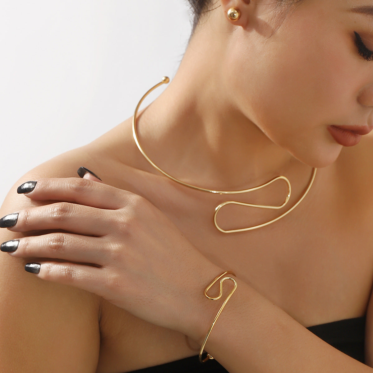 Conjunto de pulsera, collar y pendientes de metal con diseño geométrico irregular minimalista y acabado chapado para mujer