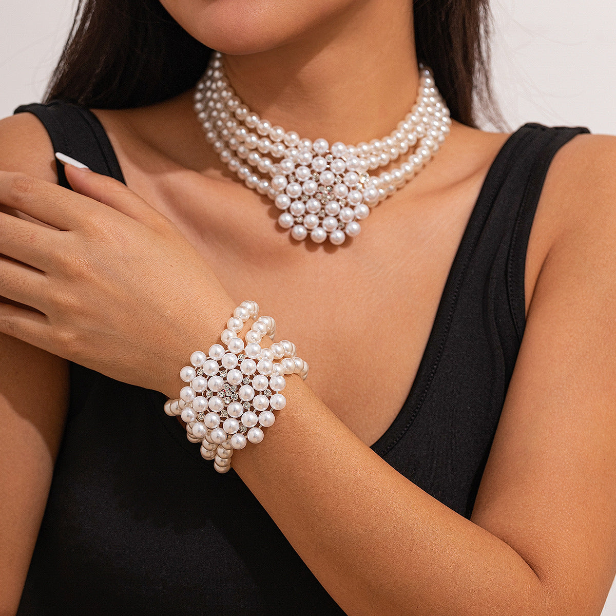 Vintage French Style Floral Pearl-Embellished Choker Necklace with Geometric and U-Shaped Design for Women
