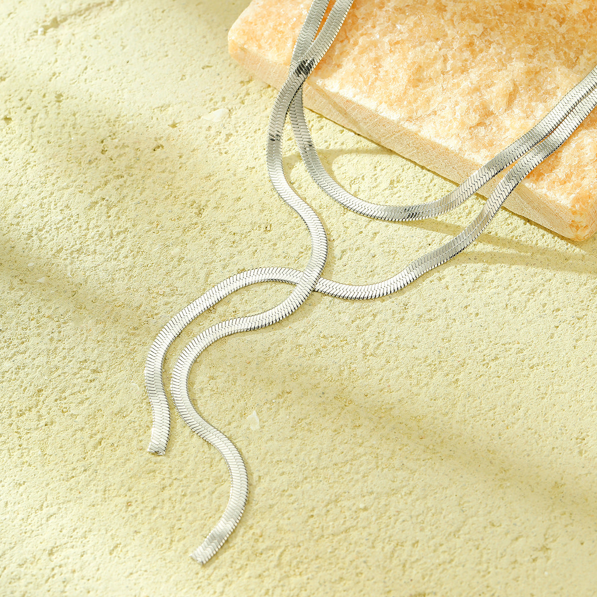 Collana a catena piatta regolabile a serpente da donna in acciaio inossidabile con finitura placcata, collana lunga con pendente in stile ufficio alla moda