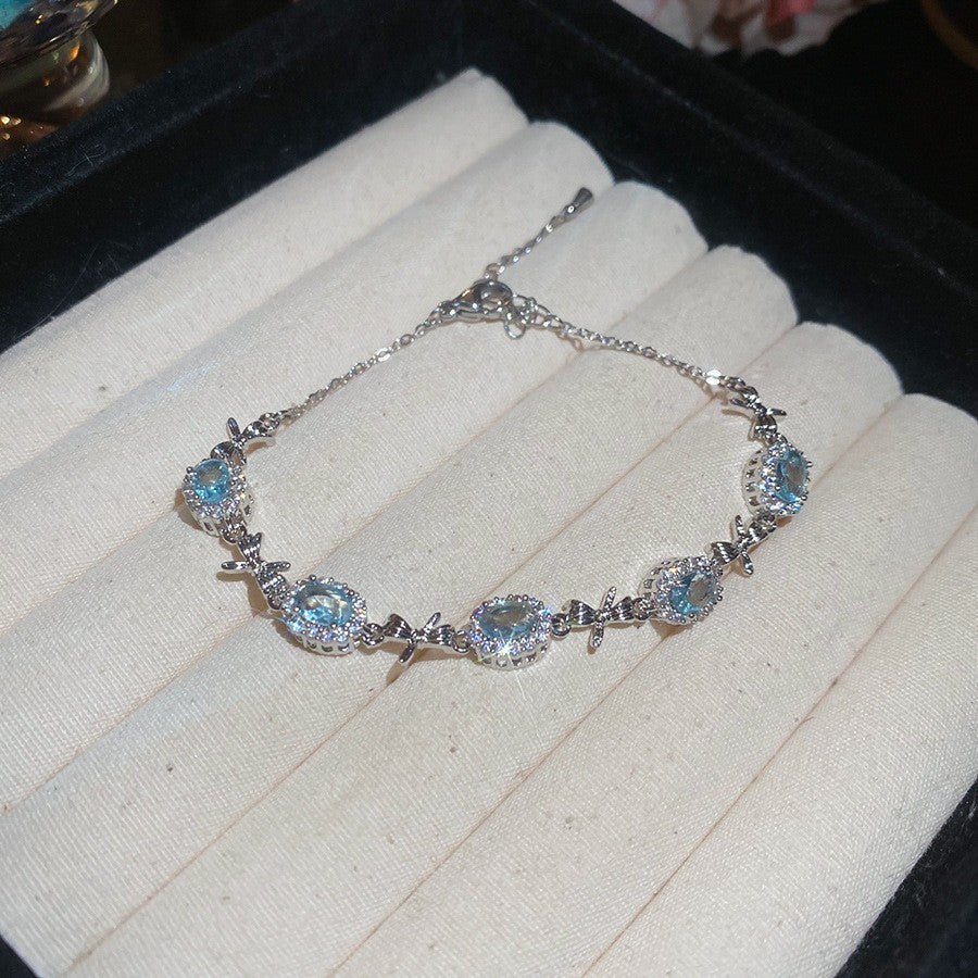 Elegante bracciale da donna con fiore geometrico e accenti in zircone, in rame placcato, stile trendy da ufficio, gioiello versatile e lussuoso per la mano
