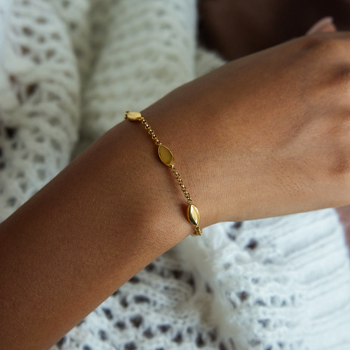 Bracciale di lusso geometrico in acciaio inossidabile placcato oro 18 carati da donna, alla moda per il pendolarismo, con maglie ovali