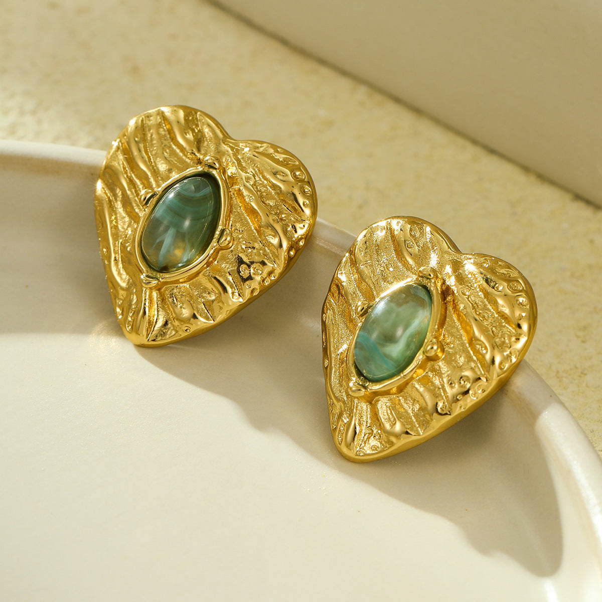 Orecchini a perno a forma di cuore in acciaio inossidabile stile vintage con intarsio in pietra naturale e finitura placcata